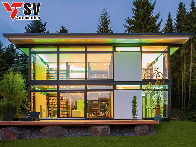 Mẫu nhà thép tiền chế dân dụng hình hộp kết hợp với các tấm ốp kính vừa hứng sáng tốt lại tạo cảm giác rộng rãi cho không gian căn nhà của bạn
