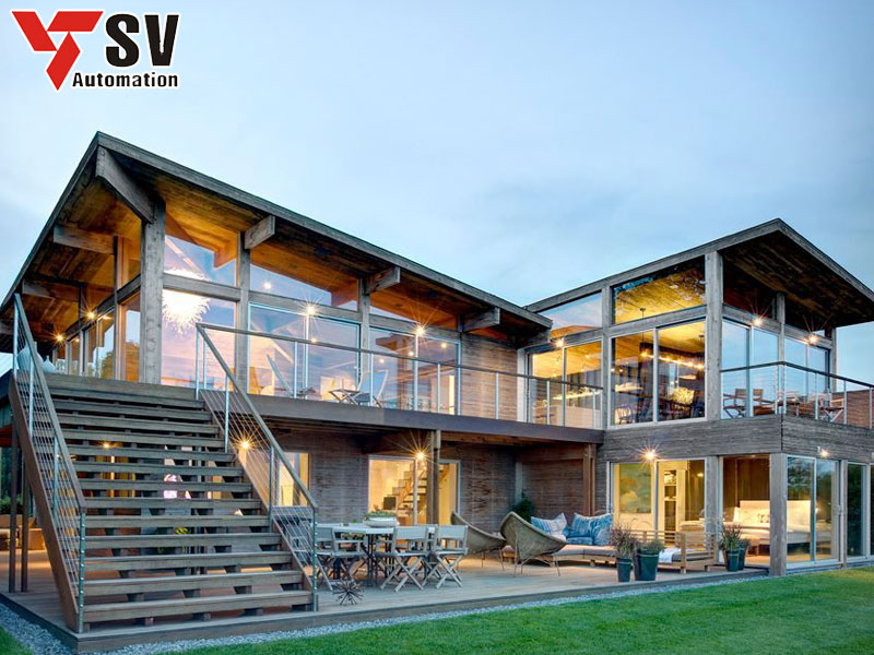 Mẫu nhà thép tiền chế 2 tầng dân dụng được kết hợp độc đáo cùng gỗ giúp tạo không gian xanh cho ngôi nhà của bạn