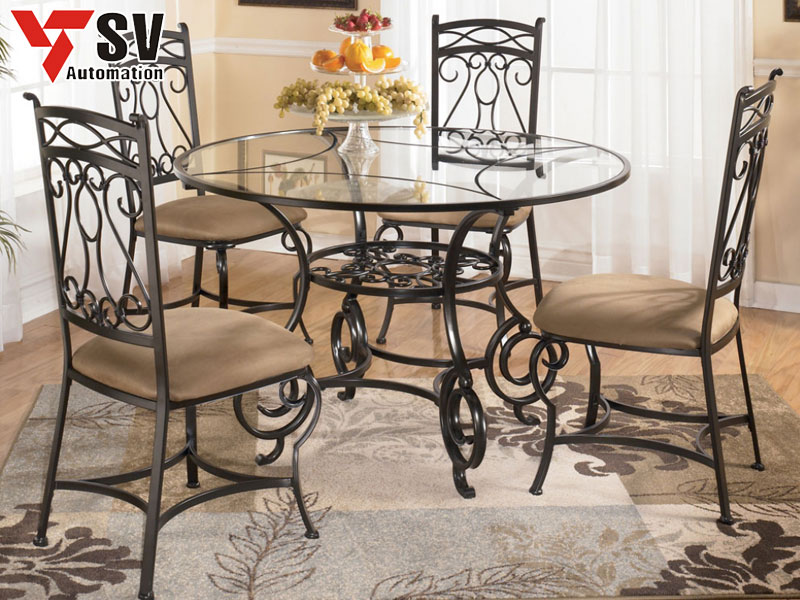 Mẫu 4: Bộ bàn ghế ăn kim loại được cắt Laser tinh xảo + phủ sơn đen để tiệp màu và dễ dàng phối cùng thảm trải sàn, các món đồ trang trí khác