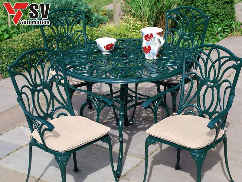 Mẫu bàn ghế sân vườn Sắt được sơn phủ màu xanh cho phù hợp nhu cầu của gia chủ