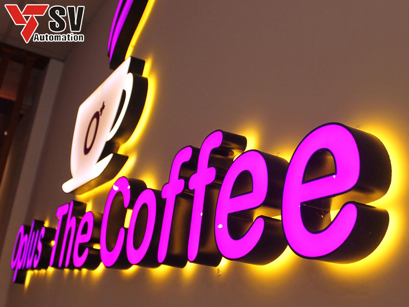 Bảng hiệu 3D chữ nổi cho quán cà phê, với màu tím nổi bật kết hợp dùng font chữ tròn không chân, giúp không gian quán của bạn hiện đại và ấn tượng
