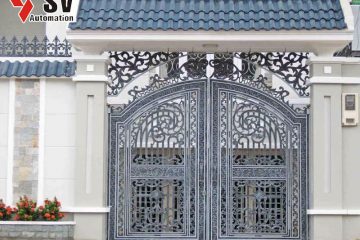 Cửa sắt 3D kim loại được phủ sơn màu xám tro phù hợp với khối kiến trúc hiện đại của ngôi nhà